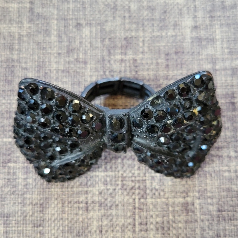 Bow ring. Statement ring
